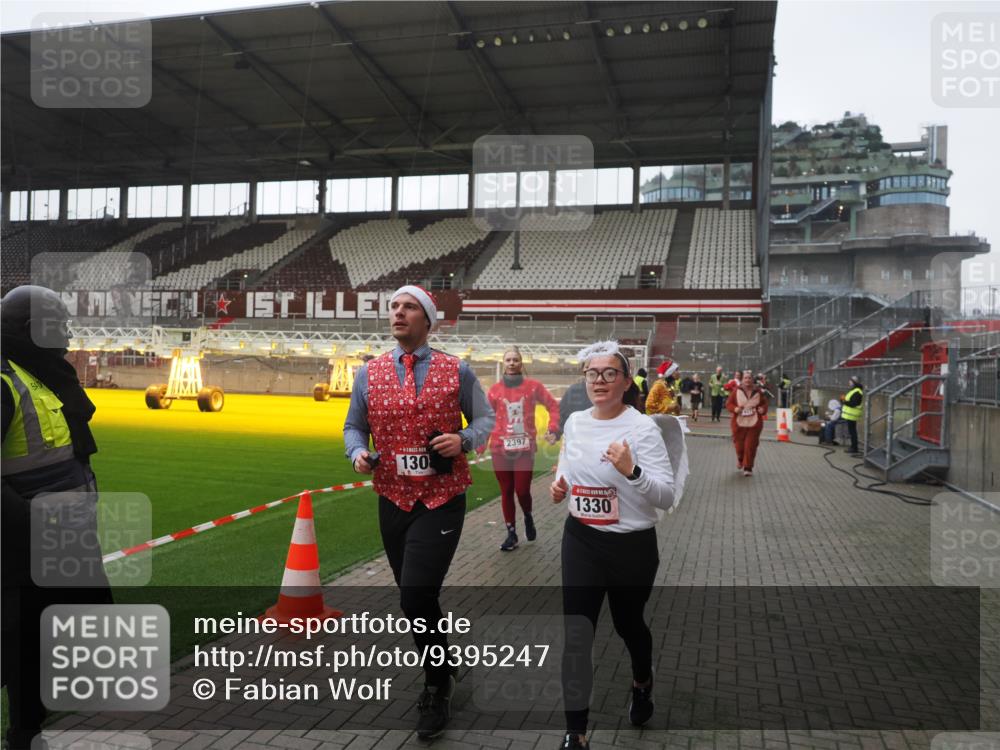 07.12.2025 - St. Pauli X-Mass-Run No. 15 Fabian Wolf http://msf.ph/oto/9395247 07.12.2025 10:29:00 Ziel 1095, 1308, 1330, 1566, 2046, 2051, 2397, 2874, 3669, 4073, 4265, 4291, 4414, 4446, 4449, 4450, 4543, 4544 meine-sportfotos.de