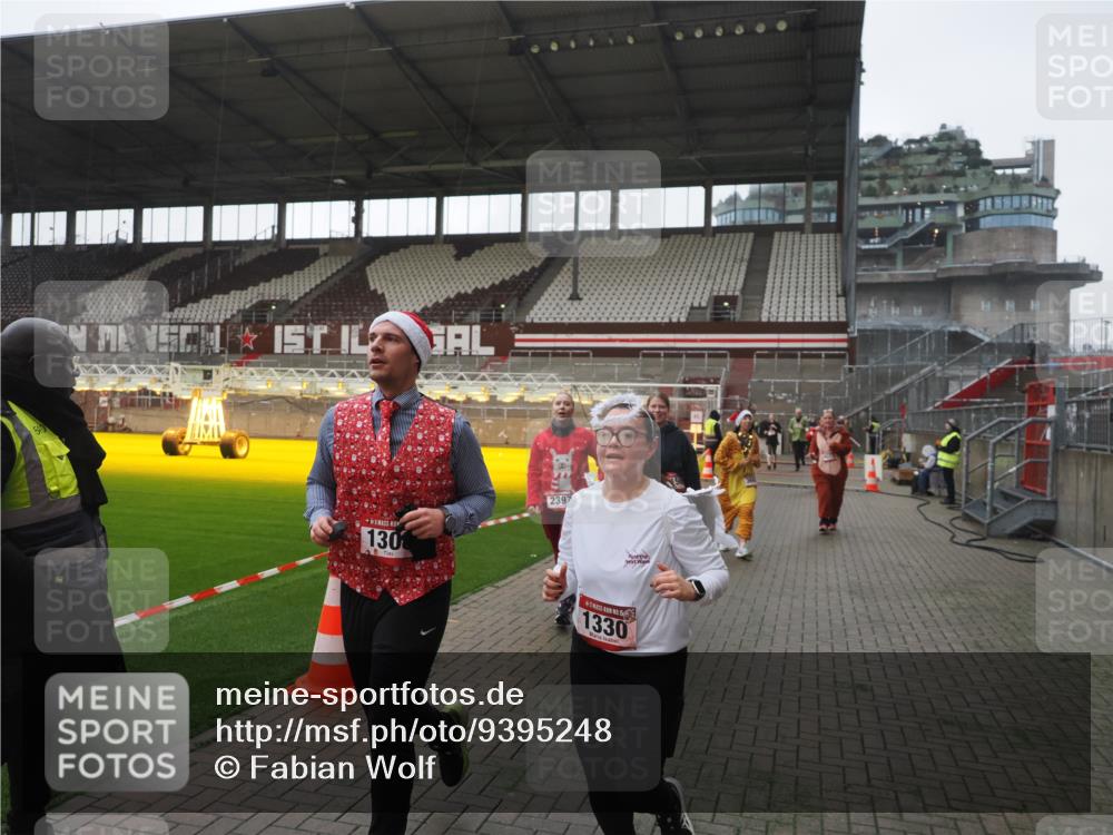 07.12.2025 - St. Pauli X-Mass-Run No. 15 Fabian Wolf http://msf.ph/oto/9395248 07.12.2025 10:29:00 Ziel 1095, 1308, 1330, 1566, 2046, 2051, 2397, 2874, 3669, 4073, 4265, 4291, 4414, 4446, 4449, 4450, 4543, 4544 meine-sportfotos.de