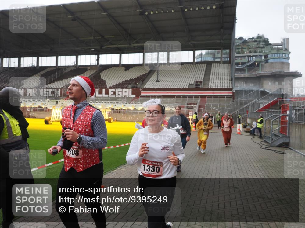 07.12.2025 - St. Pauli X-Mass-Run No. 15 Fabian Wolf http://msf.ph/oto/9395249 07.12.2025 10:29:01 Ziel 161, 165, 1095, 1308, 1330, 1566, 2046, 2051, 2397, 2874, 3669, 4073, 4265, 4291, 4414, 4446, 4449, 4450, 4543, 4544 meine-sportfotos.de