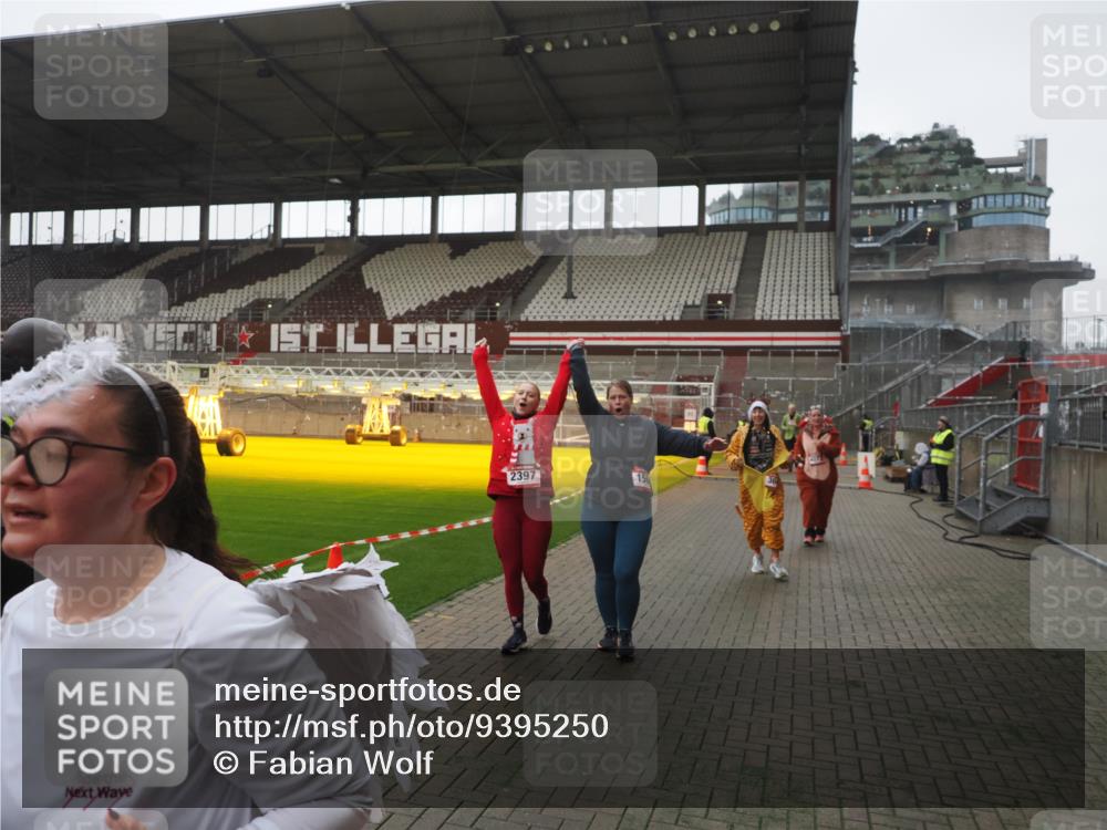 07.12.2025 - St. Pauli X-Mass-Run No. 15 Fabian Wolf http://msf.ph/oto/9395250 07.12.2025 10:29:01 Ziel 161, 165, 1095, 1308, 1330, 1566, 2046, 2051, 2397, 2874, 3669, 4073, 4265, 4291, 4414, 4446, 4449, 4450, 4543, 4544 meine-sportfotos.de