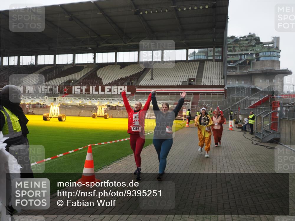 07.12.2025 - St. Pauli X-Mass-Run No. 15 Fabian Wolf http://msf.ph/oto/9395251 07.12.2025 10:29:01 Ziel 161, 165, 1095, 1308, 1330, 1566, 2046, 2051, 2397, 2874, 3669, 4073, 4265, 4291, 4414, 4446, 4449, 4450, 4543, 4544 meine-sportfotos.de
