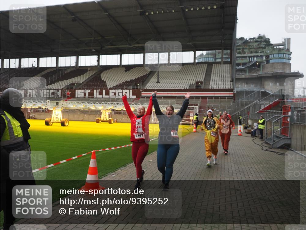 07.12.2025 - St. Pauli X-Mass-Run No. 15 Fabian Wolf http://msf.ph/oto/9395252 07.12.2025 10:29:01 Ziel 161, 165, 1095, 1308, 1330, 1566, 2046, 2051, 2397, 2874, 3669, 4073, 4265, 4291, 4414, 4446, 4449, 4450, 4543, 4544 meine-sportfotos.de