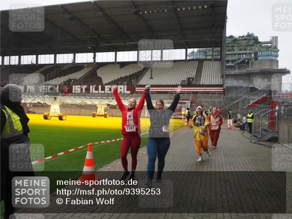 07.12.2025 - St. Pauli X-Mass-Run No. 15 Fabian Wolf http://msf.ph/oto/9395253 07.12.2025 10:29:02 Ziel 161, 165, 1095, 1308, 1330, 1566, 2046, 2051, 2397, 2874, 3669, 4073, 4265, 4291, 4414, 4446, 4543, 4544 meine-sportfotos.de