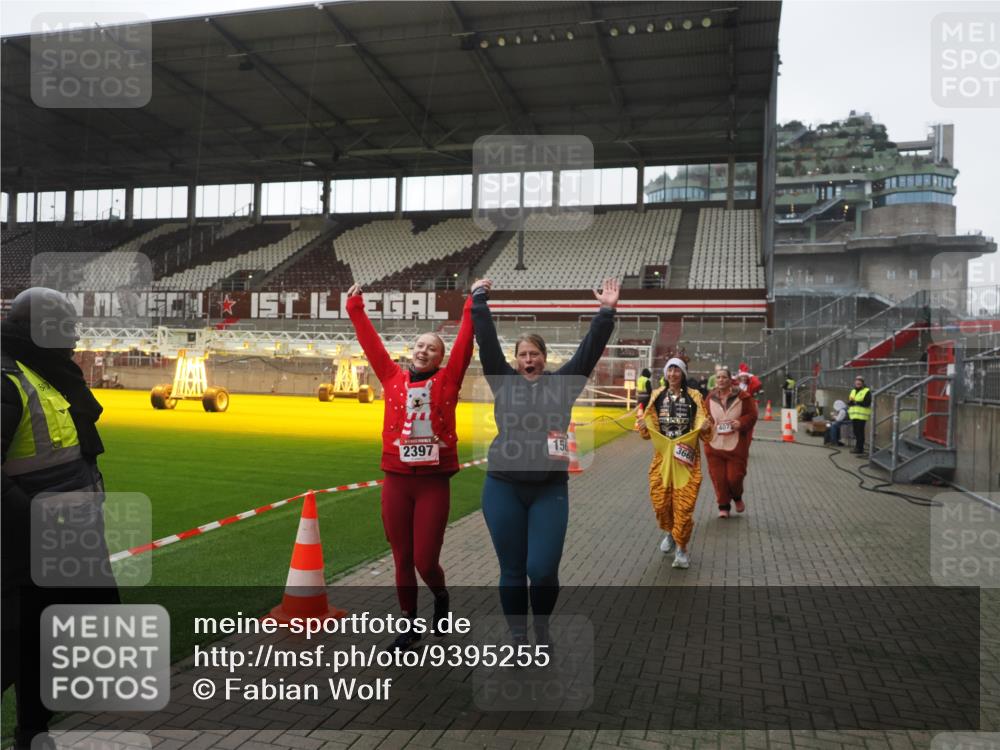 07.12.2025 - St. Pauli X-Mass-Run No. 15 Fabian Wolf http://msf.ph/oto/9395255 07.12.2025 10:29:02 Ziel 161, 165, 1095, 1308, 1330, 1566, 2046, 2051, 2397, 2874, 3669, 4073, 4265, 4291, 4414, 4446, 4543, 4544 meine-sportfotos.de
