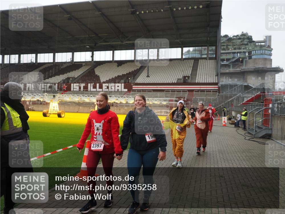 07.12.2025 - St. Pauli X-Mass-Run No. 15 Fabian Wolf http://msf.ph/oto/9395258 07.12.2025 10:29:03 Ziel 161, 165, 1308, 1330, 1566, 2397, 2874, 3669, 4073, 4265, 4291, 4414, 4446, 4543, 4544 meine-sportfotos.de