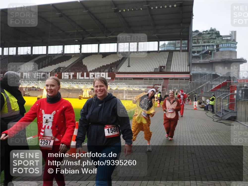 07.12.2025 - St. Pauli X-Mass-Run No. 15 Fabian Wolf http://msf.ph/oto/9395260 07.12.2025 10:29:03 Ziel 161, 165, 1308, 1330, 1566, 2397, 2874, 3669, 4073, 4265, 4291, 4414, 4446, 4543, 4544 meine-sportfotos.de