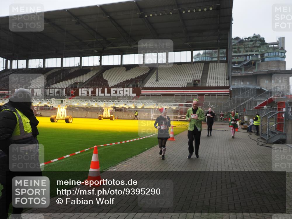 07.12.2025 - St. Pauli X-Mass-Run No. 15 Fabian Wolf http://msf.ph/oto/9395290 07.12.2025 10:29:09 Ziel 161, 165, 1308, 1330, 2874, 3299, 3669, 3938, 3942, 4073 meine-sportfotos.de
