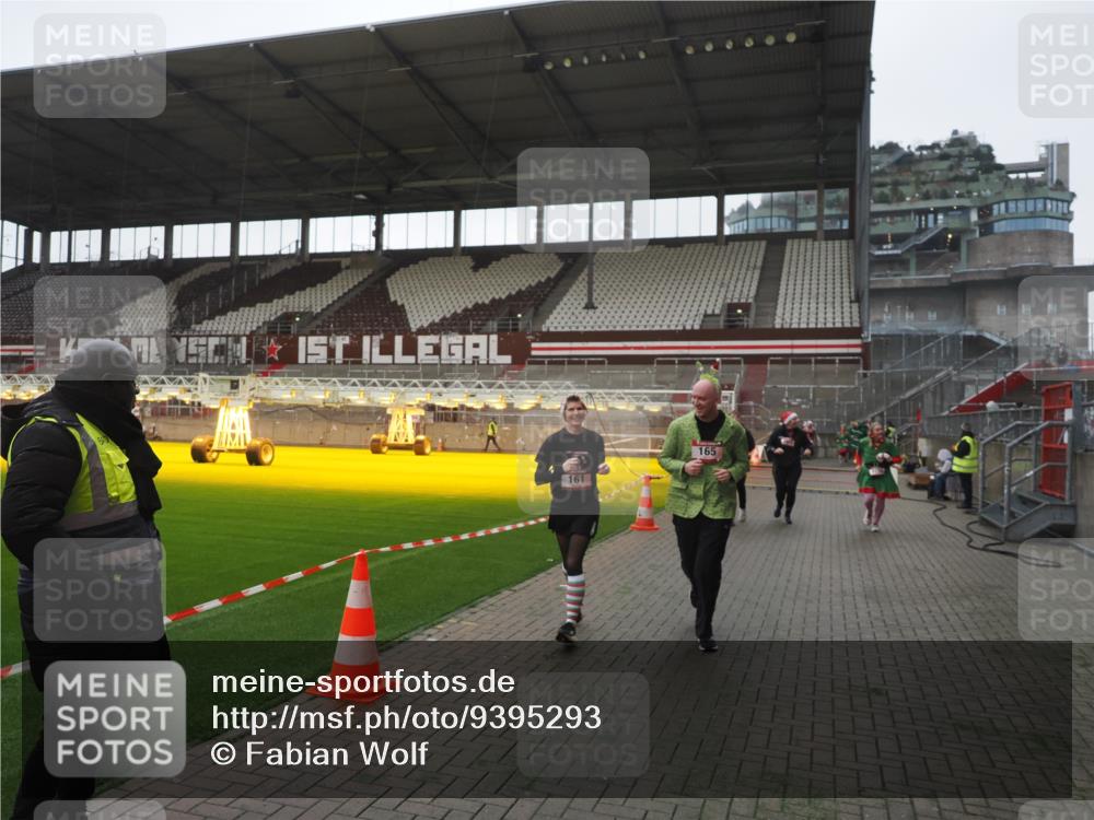 07.12.2025 - St. Pauli X-Mass-Run No. 15 Fabian Wolf http://msf.ph/oto/9395293 07.12.2025 10:29:10 Ziel 161, 165, 1308, 1330, 2874, 3299, 3669, 3938, 3942, 4073 meine-sportfotos.de