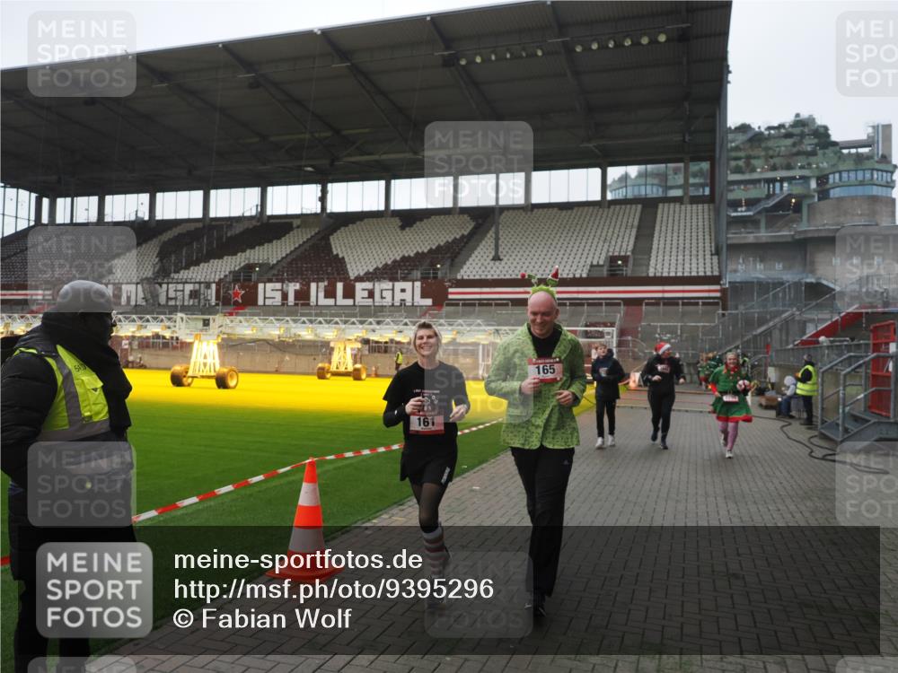 07.12.2025 - St. Pauli X-Mass-Run No. 15 Fabian Wolf http://msf.ph/oto/9395296 07.12.2025 10:29:11 Ziel 161, 165, 2874, 3299, 3669, 3938, 3942, 4073 meine-sportfotos.de