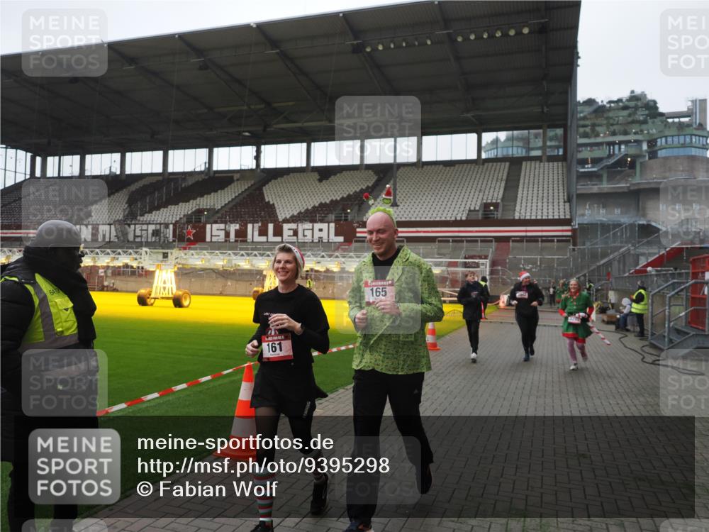07.12.2025 - St. Pauli X-Mass-Run No. 15 Fabian Wolf http://msf.ph/oto/9395298 07.12.2025 10:29:11 Ziel 161, 165, 2874, 3299, 3669, 3938, 3942, 4073 meine-sportfotos.de