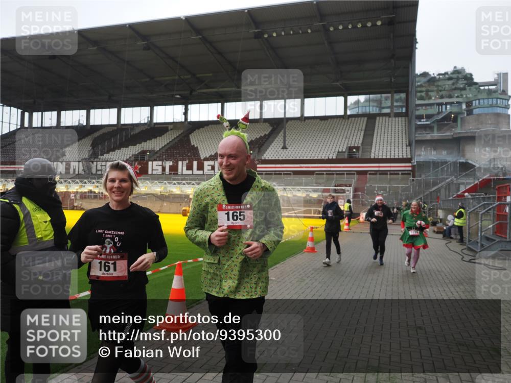 07.12.2025 - St. Pauli X-Mass-Run No. 15 Fabian Wolf http://msf.ph/oto/9395300 07.12.2025 10:29:12 Ziel 161, 165, 2874, 3299, 3669, 3938, 3942, 4073 meine-sportfotos.de
