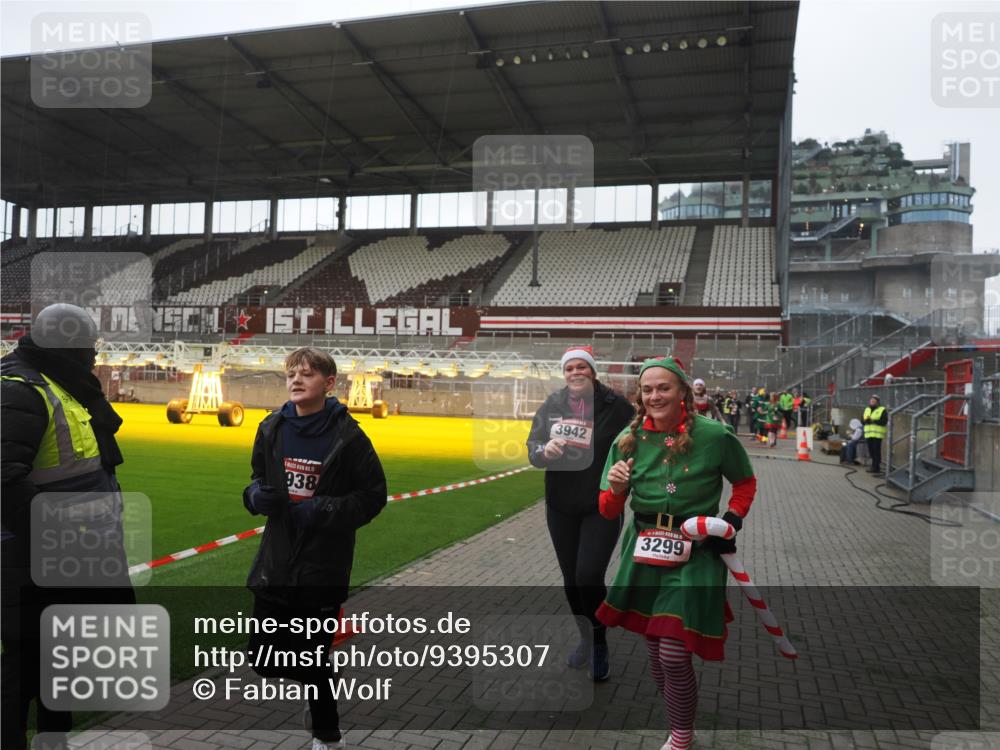 07.12.2025 - St. Pauli X-Mass-Run No. 15 Fabian Wolf http://msf.ph/oto/9395307 07.12.2025 10:29:14 Ziel 161, 165, 1548, 1677, 2874, 3299, 3938, 3942, 4073 meine-sportfotos.de