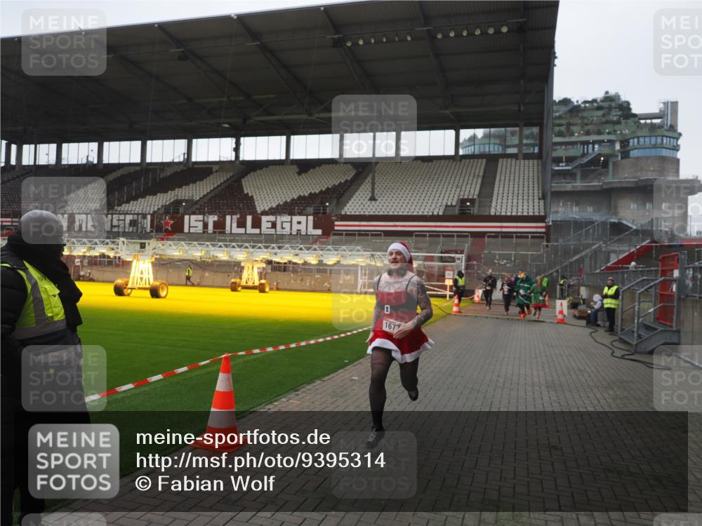 07.12.2025 - St. Pauli X-Mass-Run No. 15 Fabian Wolf http://msf.ph/oto/9395314 07.12.2025 10:29:16 Ziel 161, 165, 1548, 1550, 1677, 1842, 2874, 3115, 3299, 3938, 3942 meine-sportfotos.de