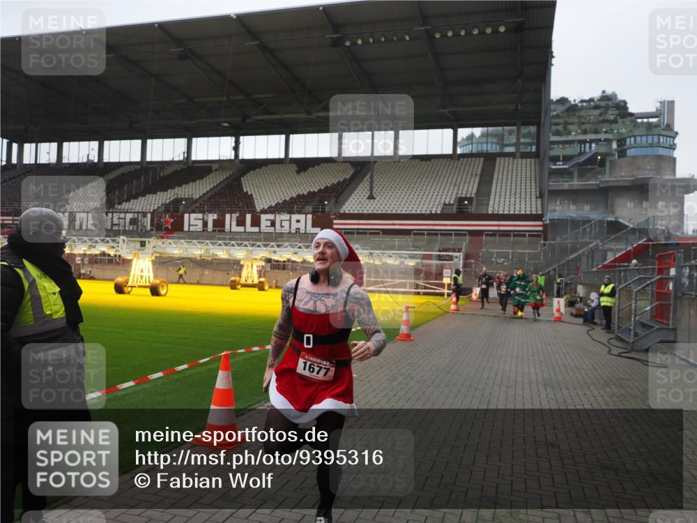 07.12.2025 - St. Pauli X-Mass-Run No. 15 Fabian Wolf http://msf.ph/oto/9395316 07.12.2025 10:29:17 Ziel 161, 165, 1548, 1550, 1677, 1842, 2874, 3115, 3299, 3470, 3938, 3942 meine-sportfotos.de