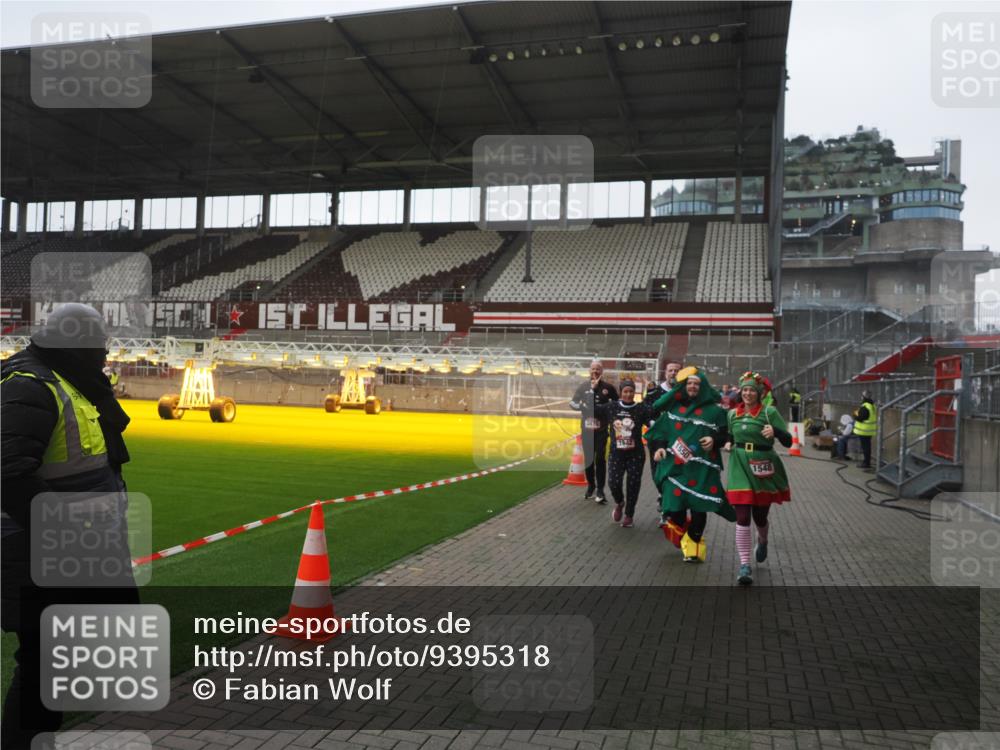 07.12.2025 - St. Pauli X-Mass-Run No. 15 Fabian Wolf http://msf.ph/oto/9395318 07.12.2025 10:29:22 Ziel 450, 458, 1373, 1548, 1550, 1677, 1842, 2001, 3115, 3299, 3470, 3938, 3942, 4007, 4264, 4266 meine-sportfotos.de