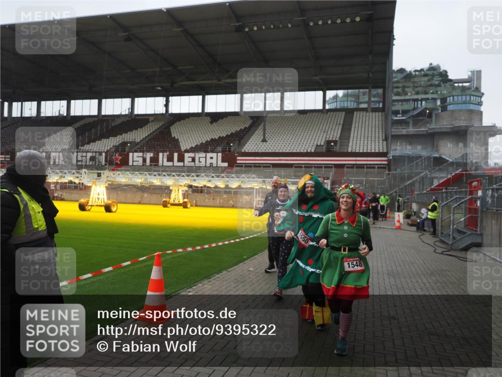 07.12.2025 - St. Pauli X-Mass-Run No. 15 Fabian Wolf http://msf.ph/oto/9395322 07.12.2025 10:29:24 Ziel 450, 458, 1373, 1548, 1550, 1677, 1842, 2001, 3115, 3299, 3470, 3938, 3942, 4007, 4009, 4264, 4266, 4440, 4531, 4695 meine-sportfotos.de