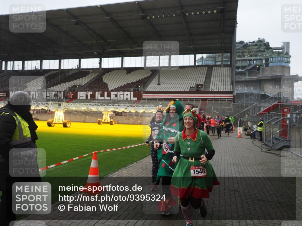 07.12.2025 - St. Pauli X-Mass-Run No. 15 Fabian Wolf http://msf.ph/oto/9395324 07.12.2025 10:29:24 Ziel 450, 458, 1373, 1548, 1550, 1677, 1842, 2001, 3115, 3299, 3470, 3938, 3942, 4007, 4009, 4264, 4266, 4440, 4531, 4695 meine-sportfotos.de