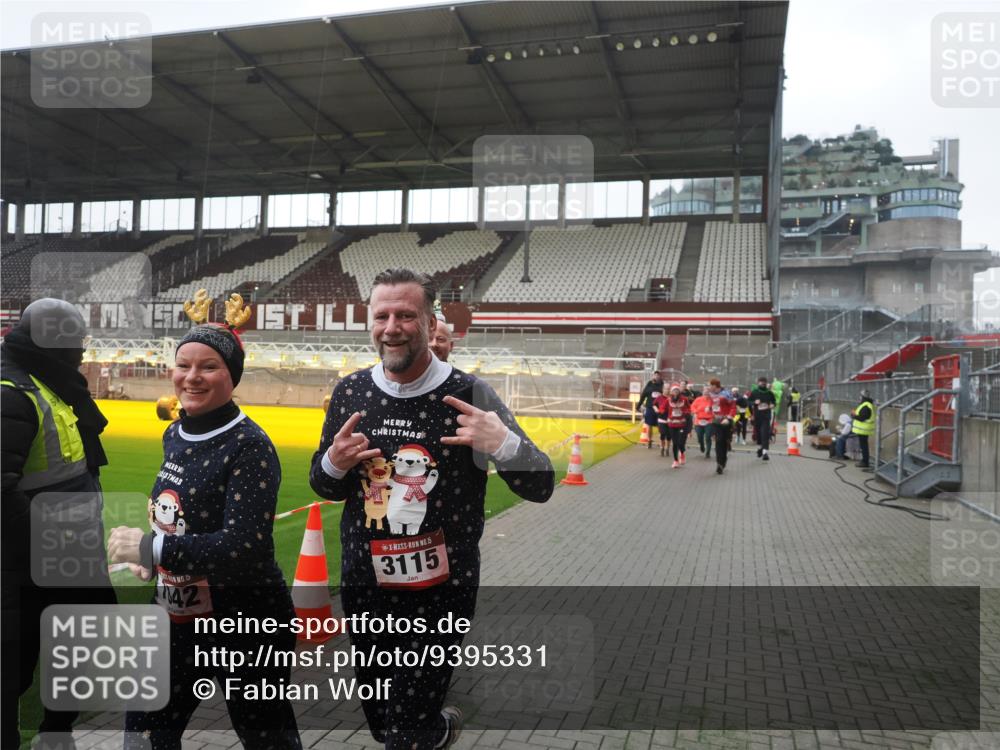 07.12.2025 - St. Pauli X-Mass-Run No. 15 Fabian Wolf http://msf.ph/oto/9395331 07.12.2025 10:29:25 Ziel 450, 458, 1373, 1548, 1550, 1677, 1842, 2001, 3080, 3115, 3299, 3470, 3942, 4007, 4009, 4264, 4266, 4293, 4296, 4440, 4531, 4695 meine-sportfotos.de