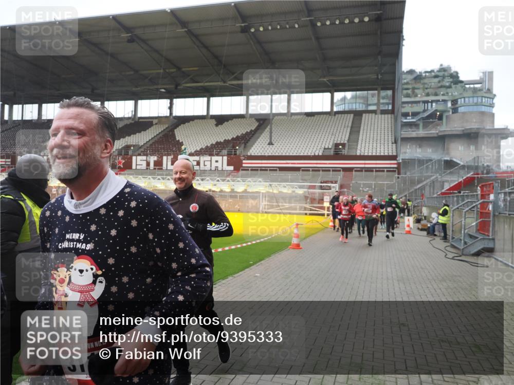 07.12.2025 - St. Pauli X-Mass-Run No. 15 Fabian Wolf http://msf.ph/oto/9395333 07.12.2025 10:29:26 Ziel 450, 458, 1039, 1373, 1548, 1550, 1677, 1842, 2001, 3080, 3115, 3470, 4007, 4009, 4264, 4266, 4293, 4296, 4440, 4531, 4695 meine-sportfotos.de