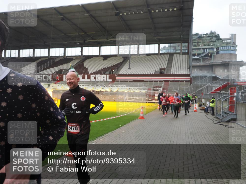 07.12.2025 - St. Pauli X-Mass-Run No. 15 Fabian Wolf http://msf.ph/oto/9395334 07.12.2025 10:29:26 Ziel 450, 458, 1039, 1373, 1548, 1550, 1677, 1842, 2001, 3080, 3115, 3470, 4007, 4009, 4264, 4266, 4293, 4296, 4440, 4531, 4695 meine-sportfotos.de