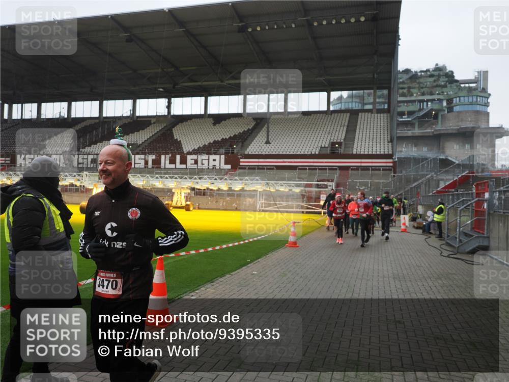 07.12.2025 - St. Pauli X-Mass-Run No. 15 Fabian Wolf http://msf.ph/oto/9395335 07.12.2025 10:29:26 Ziel 450, 458, 1039, 1373, 1548, 1550, 1677, 1842, 2001, 3080, 3115, 3470, 4007, 4009, 4264, 4266, 4293, 4296, 4440, 4531, 4695 meine-sportfotos.de