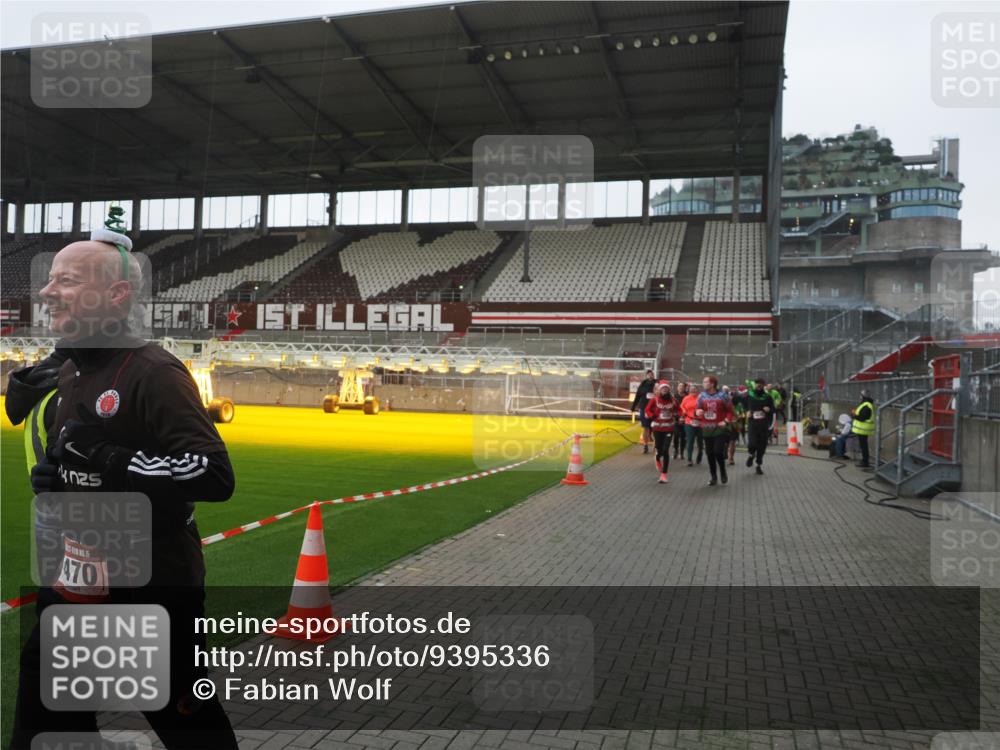 07.12.2025 - St. Pauli X-Mass-Run No. 15 Fabian Wolf http://msf.ph/oto/9395336 07.12.2025 10:29:26 Ziel 450, 458, 1039, 1373, 1548, 1550, 1677, 1842, 2001, 3080, 3115, 3470, 4007, 4009, 4264, 4266, 4293, 4296, 4440, 4531, 4695 meine-sportfotos.de