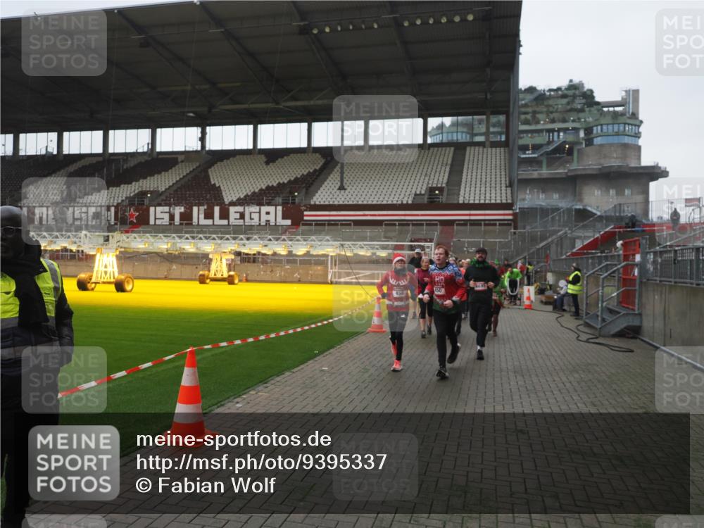 07.12.2025 - St. Pauli X-Mass-Run No. 15 Fabian Wolf http://msf.ph/oto/9395337 07.12.2025 10:29:29 Ziel 450, 458, 1039, 1373, 1548, 1550, 1677, 1842, 2001, 3080, 3115, 3470, 4007, 4009, 4126, 4264, 4266, 4293, 4296, 4440, 4531, 4695 meine-sportfotos.de