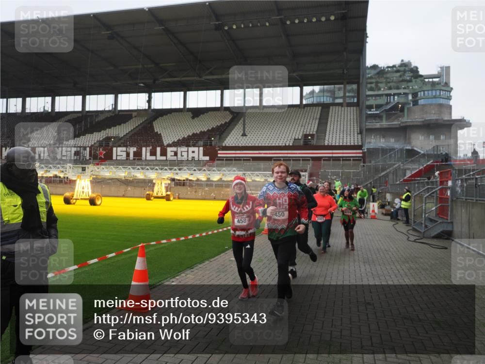 07.12.2025 - St. Pauli X-Mass-Run No. 15 Fabian Wolf http://msf.ph/oto/9395343 07.12.2025 10:29:30 Ziel 450, 458, 1039, 1373, 1548, 1550, 1677, 1842, 2001, 3080, 3115, 3468, 3469, 3470, 4007, 4009, 4126, 4264, 4266, 4293, 4296, 4440, 4531, 4695 meine-sportfotos.de