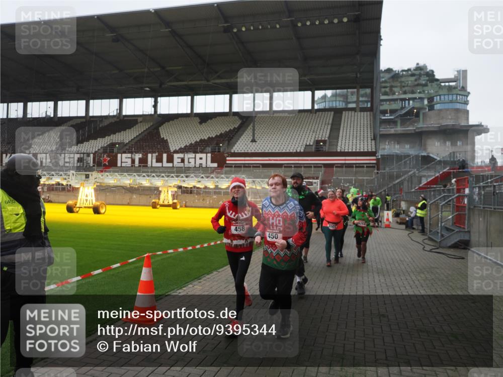 07.12.2025 - St. Pauli X-Mass-Run No. 15 Fabian Wolf http://msf.ph/oto/9395344 07.12.2025 10:29:30 Ziel 450, 458, 1039, 1373, 1548, 1550, 1677, 1842, 2001, 3080, 3115, 3468, 3469, 3470, 4007, 4009, 4126, 4264, 4266, 4293, 4296, 4440, 4531, 4695 meine-sportfotos.de