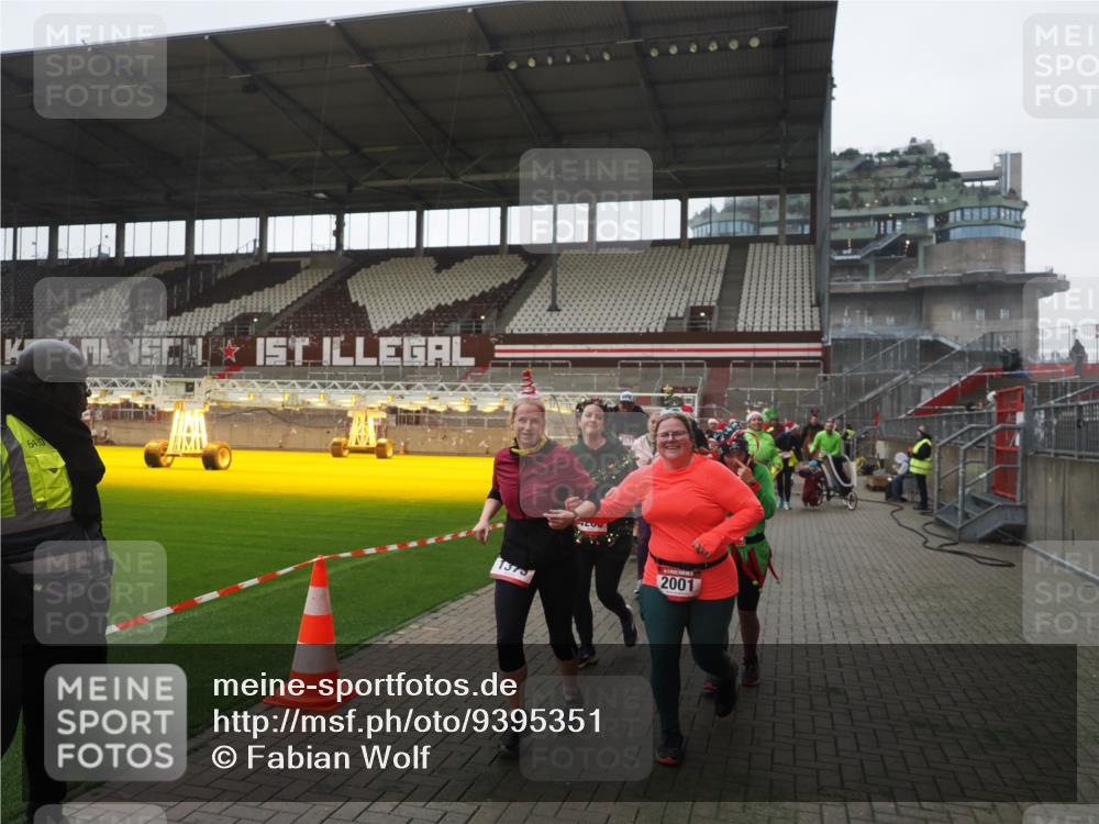 07.12.2025 - St. Pauli X-Mass-Run No. 15 Fabian Wolf http://msf.ph/oto/9395351 07.12.2025 10:29:32 Ziel 450, 458, 1039, 1198, 1201, 1204, 1209, 1373, 1548, 1550, 1677, 1842, 2001, 3080, 3115, 3468, 3469, 3470, 4007, 4009, 4126, 4264, 4266, 4293, 4296, 4440, 4531, 4695 meine-sportfotos.de