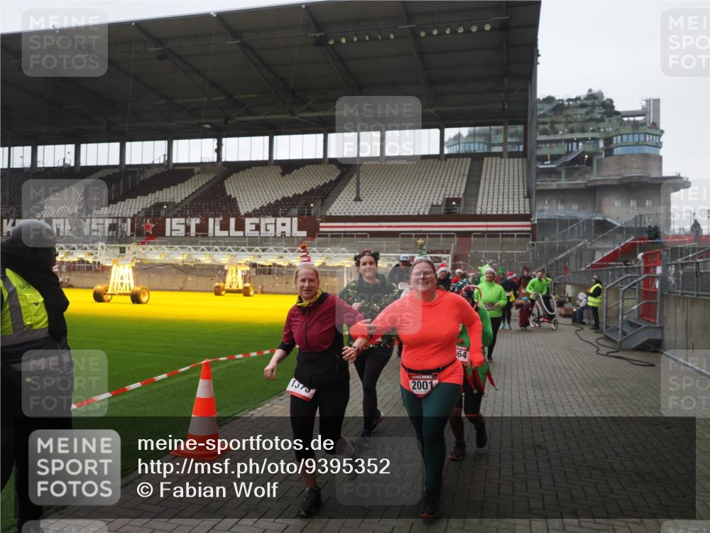 07.12.2025 - St. Pauli X-Mass-Run No. 15 Fabian Wolf http://msf.ph/oto/9395352 07.12.2025 10:29:33 Ziel 450, 458, 1039, 1198, 1201, 1204, 1209, 1373, 1548, 1550, 1677, 1842, 2001, 3080, 3115, 3468, 3469, 3470, 4007, 4009, 4126, 4264, 4266, 4293, 4296, 4440, 4531, 4695 meine-sportfotos.de