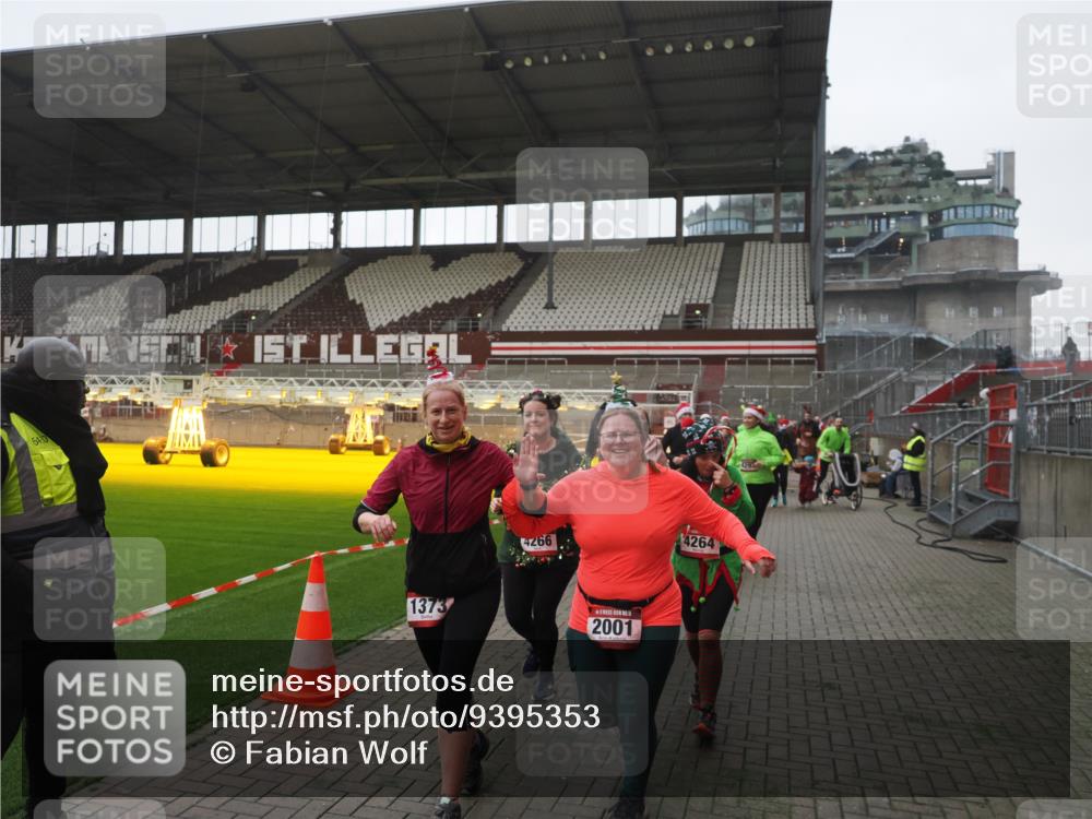 07.12.2025 - St. Pauli X-Mass-Run No. 15 Fabian Wolf http://msf.ph/oto/9395353 07.12.2025 10:29:33 Ziel 450, 458, 1039, 1198, 1201, 1204, 1209, 1373, 1548, 1550, 1677, 1842, 2001, 3080, 3115, 3468, 3469, 3470, 4007, 4009, 4126, 4264, 4266, 4293, 4296, 4440, 4531, 4695 meine-sportfotos.de