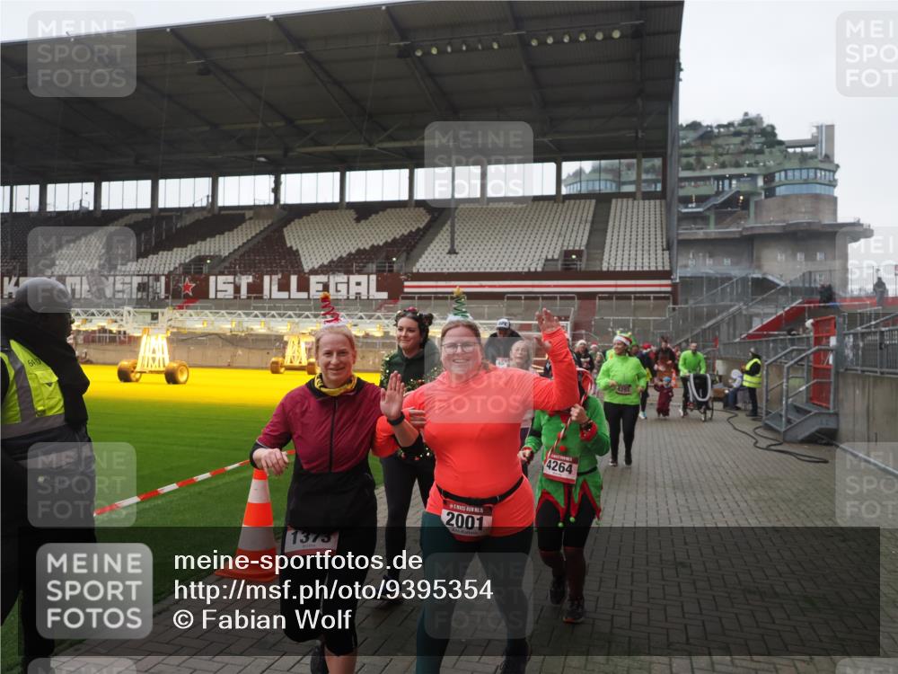 07.12.2025 - St. Pauli X-Mass-Run No. 15 Fabian Wolf http://msf.ph/oto/9395354 07.12.2025 10:29:33 Ziel 450, 458, 1039, 1198, 1201, 1204, 1209, 1373, 1548, 1550, 1677, 1842, 2001, 3080, 3115, 3468, 3469, 3470, 4007, 4009, 4126, 4264, 4266, 4293, 4296, 4440, 4531, 4695 meine-sportfotos.de