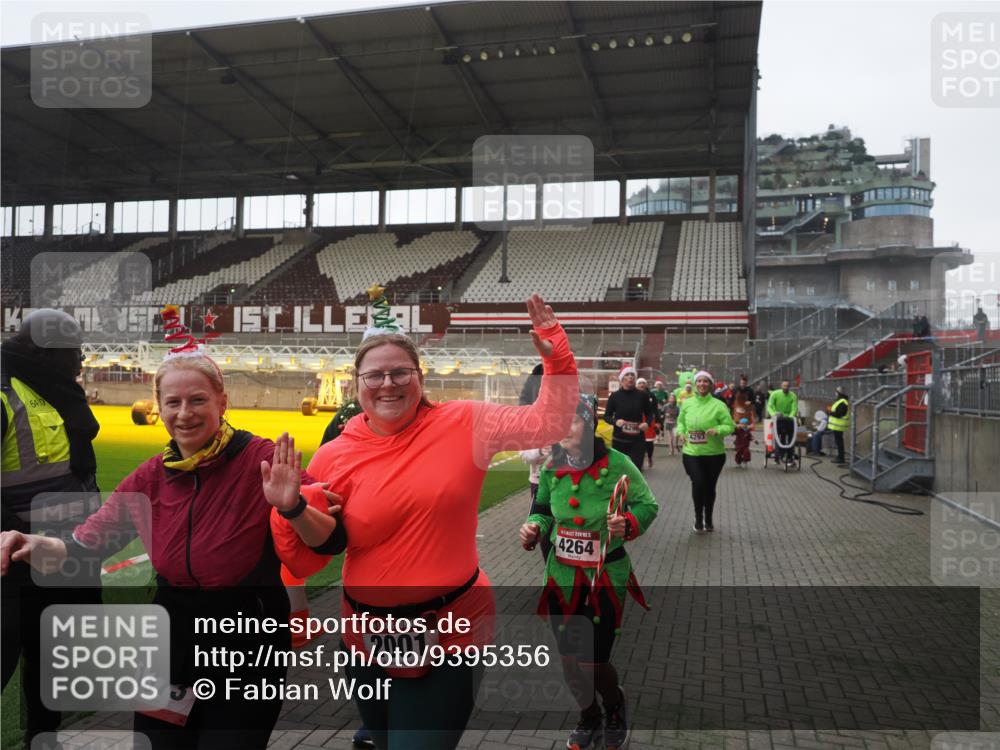 07.12.2025 - St. Pauli X-Mass-Run No. 15 Fabian Wolf http://msf.ph/oto/9395356 07.12.2025 10:29:33 Ziel 450, 458, 1039, 1198, 1201, 1204, 1209, 1373, 1548, 1550, 1677, 1842, 2001, 3080, 3115, 3468, 3469, 3470, 4007, 4009, 4126, 4264, 4266, 4293, 4296, 4440, 4531, 4695 meine-sportfotos.de