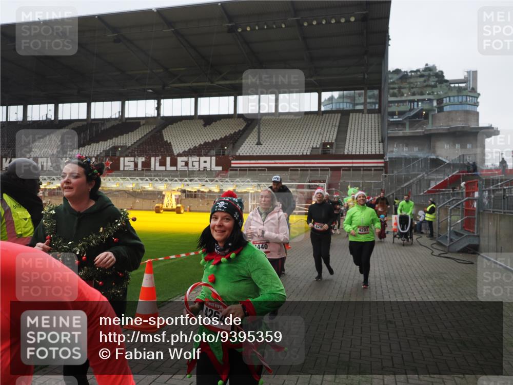 07.12.2025 - St. Pauli X-Mass-Run No. 15 Fabian Wolf http://msf.ph/oto/9395359 07.12.2025 10:29:34 Ziel 450, 458, 1039, 1198, 1201, 1204, 1209, 1373, 1548, 1550, 1842, 2001, 3080, 3115, 3468, 3469, 3470, 4007, 4009, 4126, 4264, 4266, 4293, 4296, 4440, 4531, 4695 meine-sportfotos.de