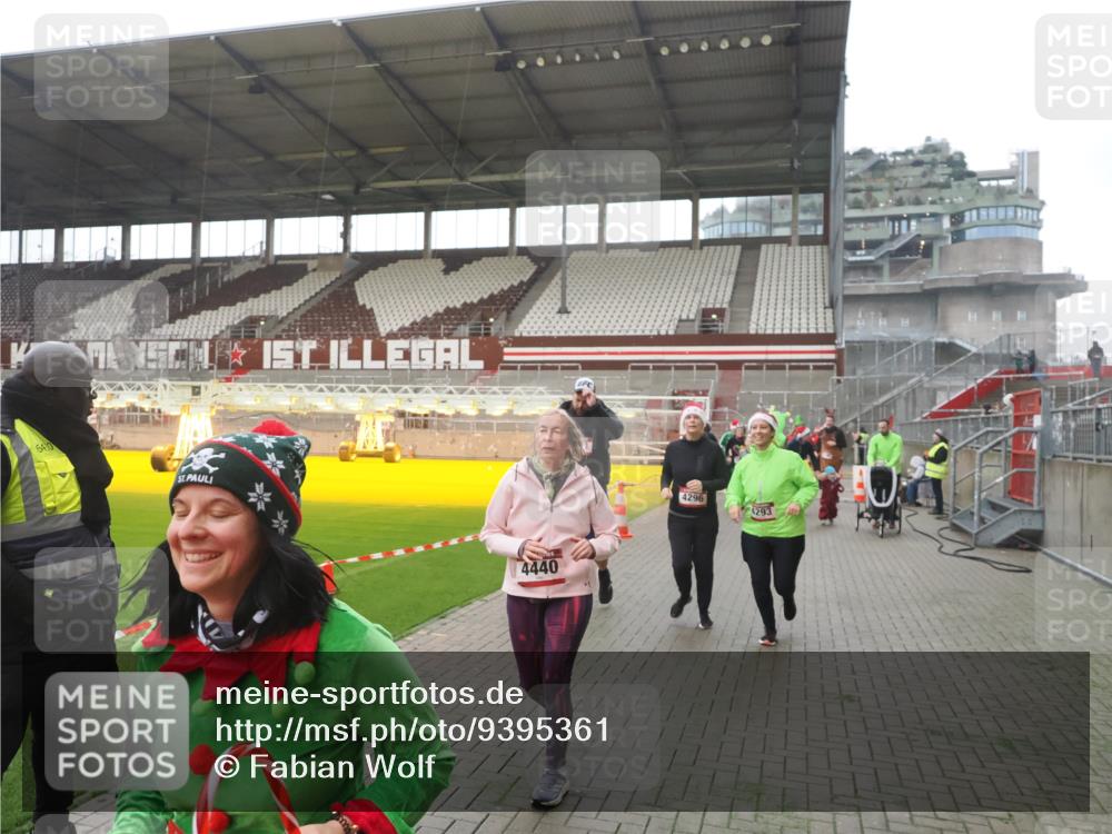 07.12.2025 - St. Pauli X-Mass-Run No. 15 Fabian Wolf http://msf.ph/oto/9395361 07.12.2025 10:29:34 Ziel 450, 458, 1039, 1198, 1201, 1204, 1209, 1373, 1548, 1550, 1842, 2001, 3080, 3115, 3468, 3469, 3470, 4007, 4009, 4126, 4264, 4266, 4293, 4296, 4440, 4531, 4695 meine-sportfotos.de