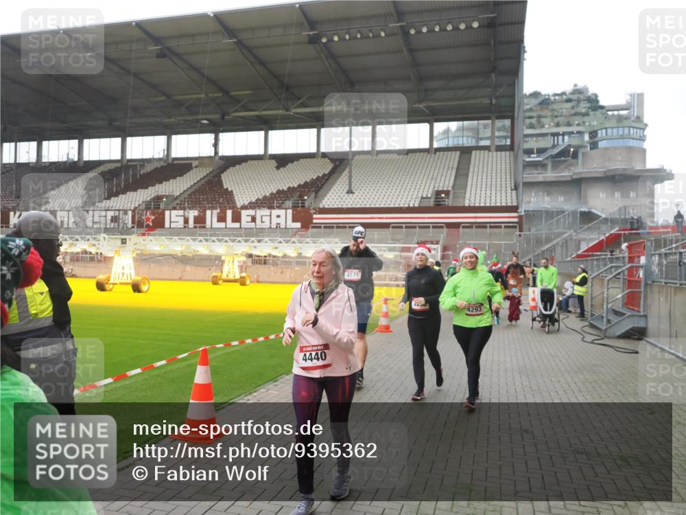 07.12.2025 - St. Pauli X-Mass-Run No. 15 Fabian Wolf http://msf.ph/oto/9395362 07.12.2025 10:29:35 Ziel 450, 458, 1039, 1198, 1201, 1204, 1209, 1373, 1550, 1842, 2001, 3080, 3115, 3468, 3469, 3470, 4007, 4009, 4126, 4264, 4266, 4293, 4296, 4440, 4472, 4476, 4531, 4695 meine-sportfotos.de