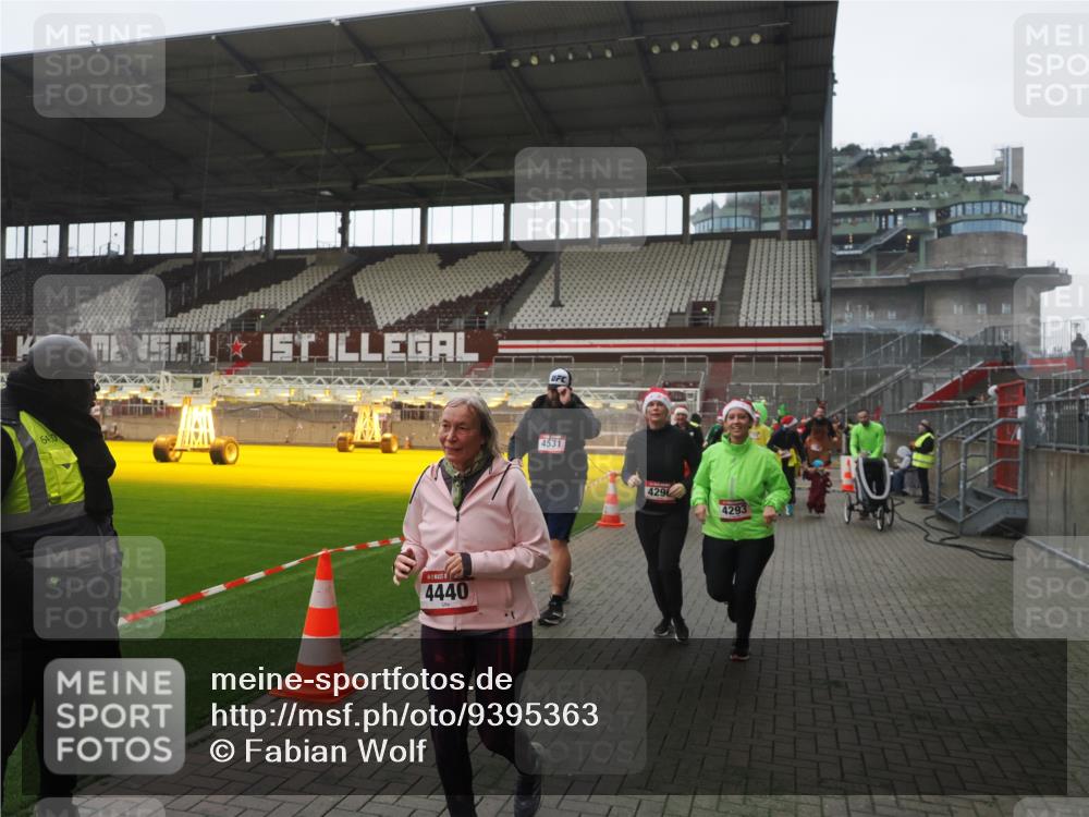 07.12.2025 - St. Pauli X-Mass-Run No. 15 Fabian Wolf http://msf.ph/oto/9395363 07.12.2025 10:29:35 Ziel 450, 458, 1039, 1198, 1201, 1204, 1209, 1373, 1550, 1842, 2001, 3080, 3115, 3468, 3469, 3470, 4007, 4009, 4126, 4264, 4266, 4293, 4296, 4440, 4472, 4476, 4531, 4695 meine-sportfotos.de