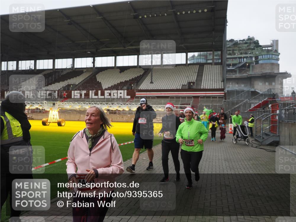 07.12.2025 - St. Pauli X-Mass-Run No. 15 Fabian Wolf http://msf.ph/oto/9395365 07.12.2025 10:29:35 Ziel 450, 458, 1039, 1198, 1201, 1204, 1209, 1373, 1550, 1842, 2001, 3080, 3115, 3468, 3469, 3470, 4007, 4009, 4126, 4264, 4266, 4293, 4296, 4440, 4472, 4476, 4531, 4695 meine-sportfotos.de