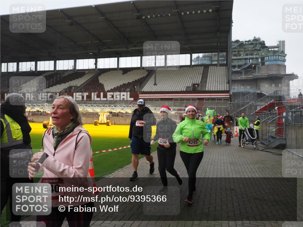 07.12.2025 - St. Pauli X-Mass-Run No. 15 Fabian Wolf http://msf.ph/oto/9395366 07.12.2025 10:29:35 Ziel 450, 458, 1039, 1198, 1201, 1204, 1209, 1373, 1550, 1842, 2001, 3080, 3115, 3468, 3469, 3470, 4007, 4009, 4126, 4264, 4266, 4293, 4296, 4440, 4472, 4476, 4531, 4695 meine-sportfotos.de