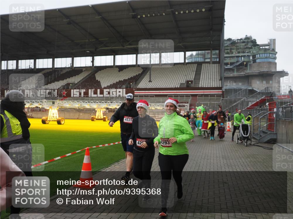 07.12.2025 - St. Pauli X-Mass-Run No. 15 Fabian Wolf http://msf.ph/oto/9395368 07.12.2025 10:29:36 Ziel 450, 458, 1039, 1198, 1201, 1204, 1209, 1373, 2001, 2878, 3080, 3468, 3469, 3470, 4007, 4009, 4126, 4264, 4266, 4293, 4296, 4440, 4472, 4476, 4531, 4695 meine-sportfotos.de