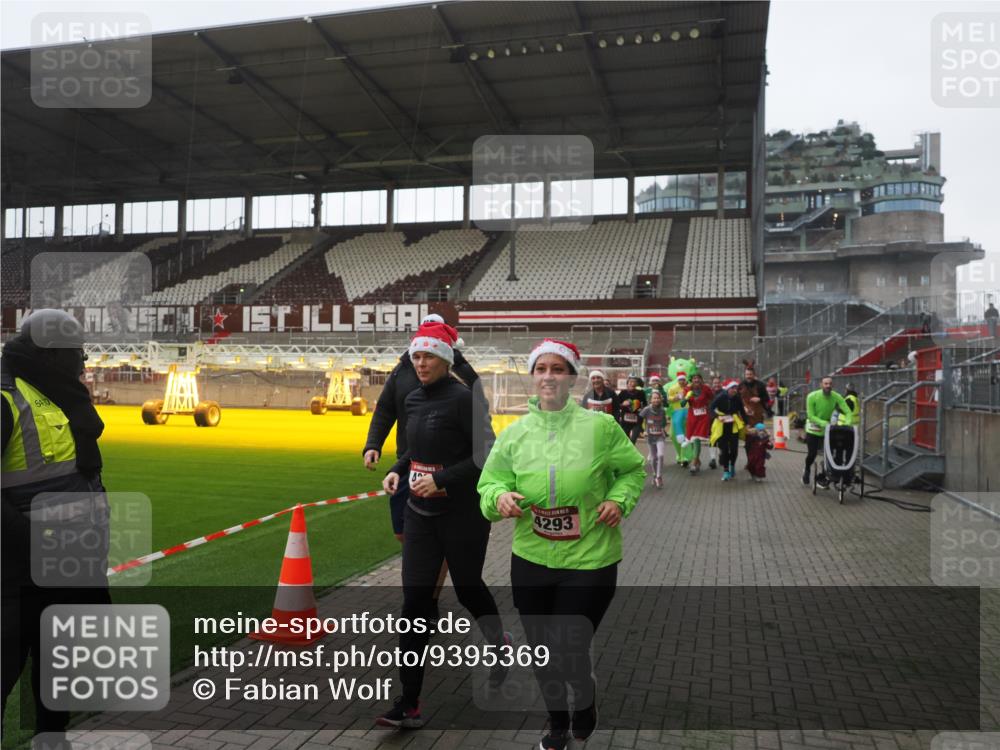 07.12.2025 - St. Pauli X-Mass-Run No. 15 Fabian Wolf http://msf.ph/oto/9395369 07.12.2025 10:29:36 Ziel 450, 458, 1039, 1198, 1201, 1204, 1209, 1373, 2001, 2878, 3080, 3468, 3469, 3470, 4007, 4009, 4126, 4264, 4266, 4293, 4296, 4440, 4472, 4476, 4531, 4695 meine-sportfotos.de