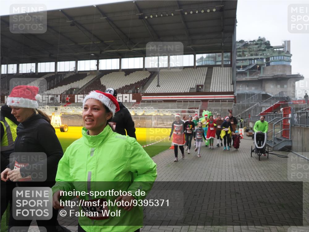 07.12.2025 - St. Pauli X-Mass-Run No. 15 Fabian Wolf http://msf.ph/oto/9395371 07.12.2025 10:29:37 Ziel 450, 458, 1039, 1198, 1201, 1204, 1209, 1373, 2001, 2878, 3080, 3468, 3469, 3470, 3516, 4007, 4009, 4126, 4264, 4266, 4293, 4296, 4440, 4472, 4476, 4531, 4695 meine-sportfotos.de