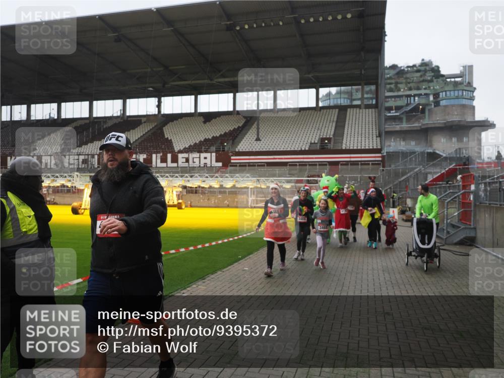 07.12.2025 - St. Pauli X-Mass-Run No. 15 Fabian Wolf http://msf.ph/oto/9395372 07.12.2025 10:29:37 Ziel 450, 458, 1039, 1198, 1201, 1204, 1209, 1373, 2001, 2878, 3080, 3468, 3469, 3470, 3516, 4007, 4009, 4126, 4264, 4266, 4293, 4296, 4440, 4472, 4476, 4531, 4695 meine-sportfotos.de