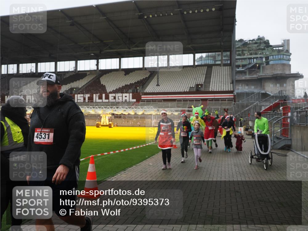07.12.2025 - St. Pauli X-Mass-Run No. 15 Fabian Wolf http://msf.ph/oto/9395373 07.12.2025 10:29:38 Ziel 450, 458, 1039, 1198, 1201, 1204, 1209, 1373, 2001, 2878, 3080, 3468, 3469, 3497, 3516, 3517, 4007, 4009, 4126, 4264, 4266, 4293, 4296, 4440, 4472, 4476, 4531, 4695 meine-sportfotos.de