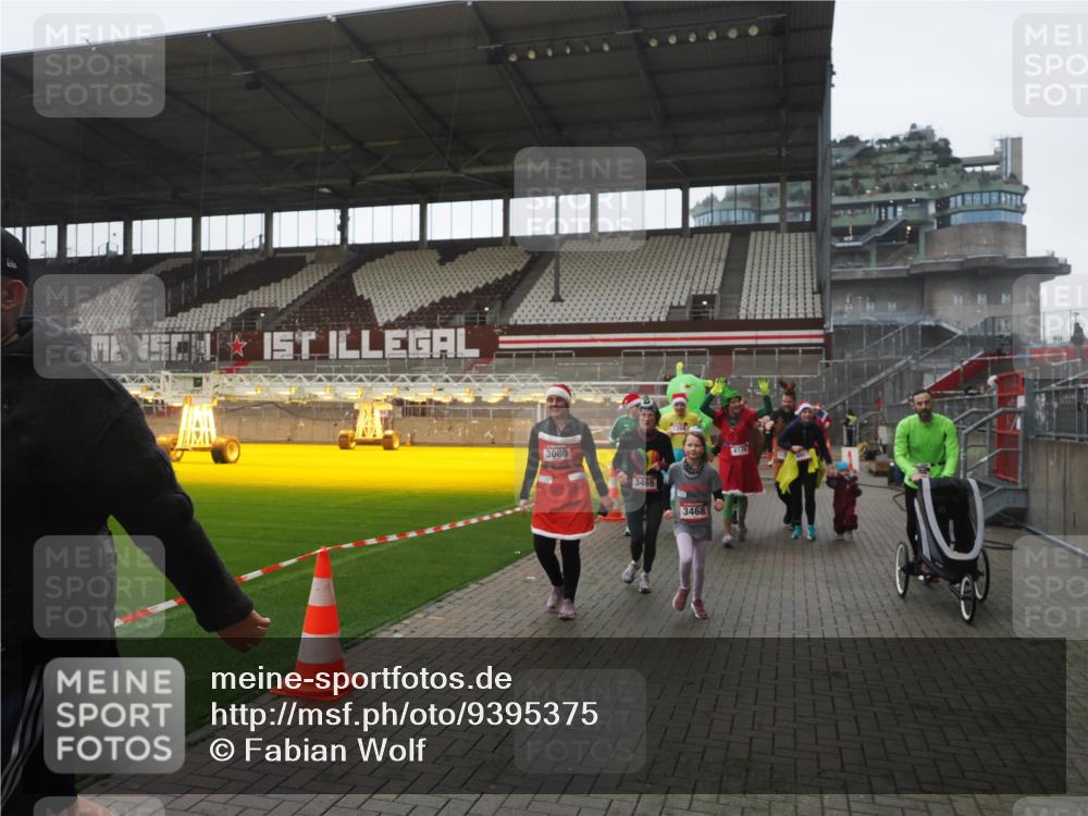 07.12.2025 - St. Pauli X-Mass-Run No. 15 Fabian Wolf http://msf.ph/oto/9395375 07.12.2025 10:29:38 Ziel 450, 458, 1039, 1198, 1201, 1204, 1209, 1373, 2001, 2878, 3080, 3468, 3469, 3497, 3516, 3517, 4007, 4009, 4126, 4264, 4266, 4293, 4296, 4440, 4472, 4476, 4531, 4695 meine-sportfotos.de