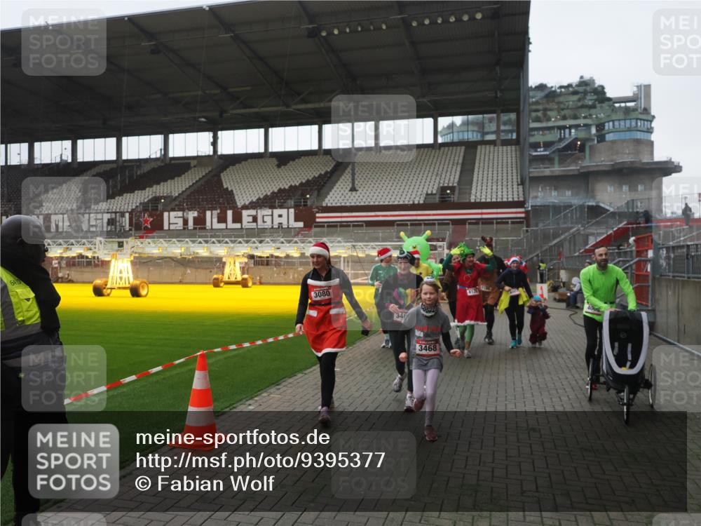 07.12.2025 - St. Pauli X-Mass-Run No. 15 Fabian Wolf http://msf.ph/oto/9395377 07.12.2025 10:29:39 Ziel 450, 458, 1039, 1198, 1201, 1204, 1209, 1373, 1669, 2001, 2878, 3080, 3468, 3469, 3494, 3497, 3516, 3517, 4007, 4009, 4126, 4264, 4266, 4293, 4296, 4440, 4472, 4476, 4531, 4695 meine-sportfotos.de