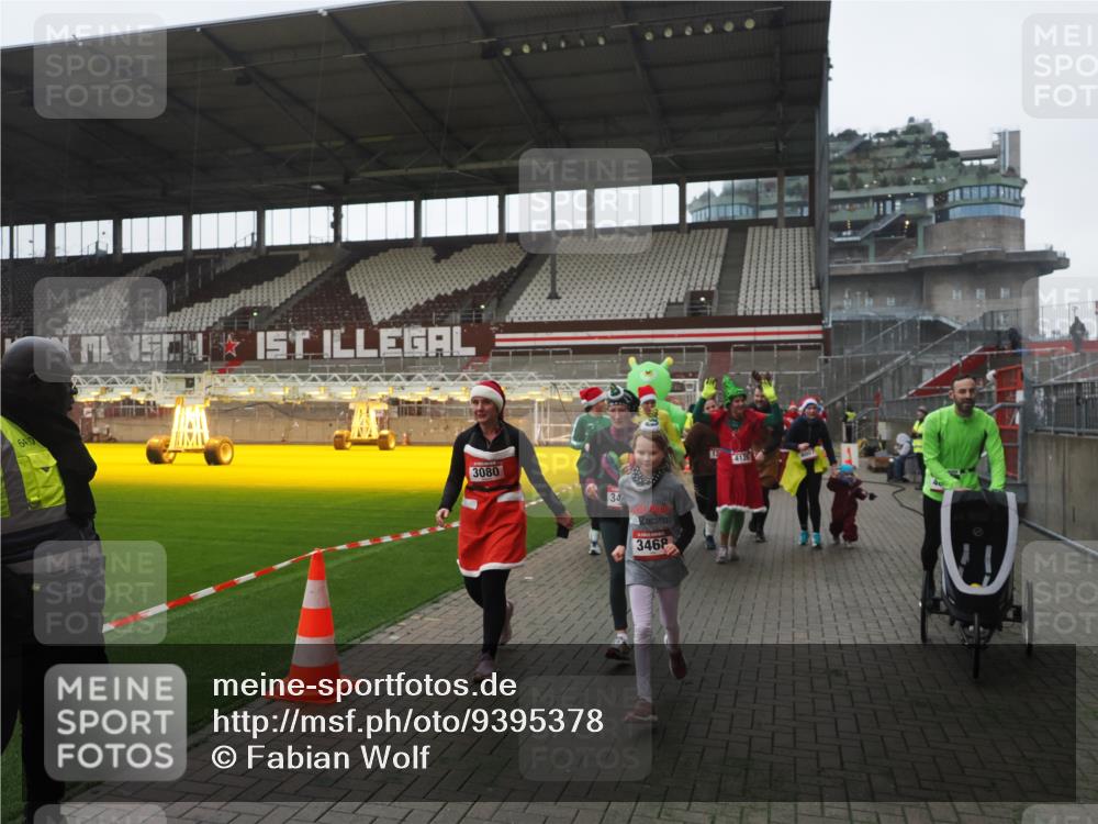 07.12.2025 - St. Pauli X-Mass-Run No. 15 Fabian Wolf http://msf.ph/oto/9395378 07.12.2025 10:29:39 Ziel 450, 458, 1039, 1198, 1201, 1204, 1209, 1373, 1669, 2001, 2878, 3080, 3468, 3469, 3494, 3497, 3516, 3517, 4007, 4009, 4126, 4264, 4266, 4293, 4296, 4440, 4472, 4476, 4531, 4695 meine-sportfotos.de