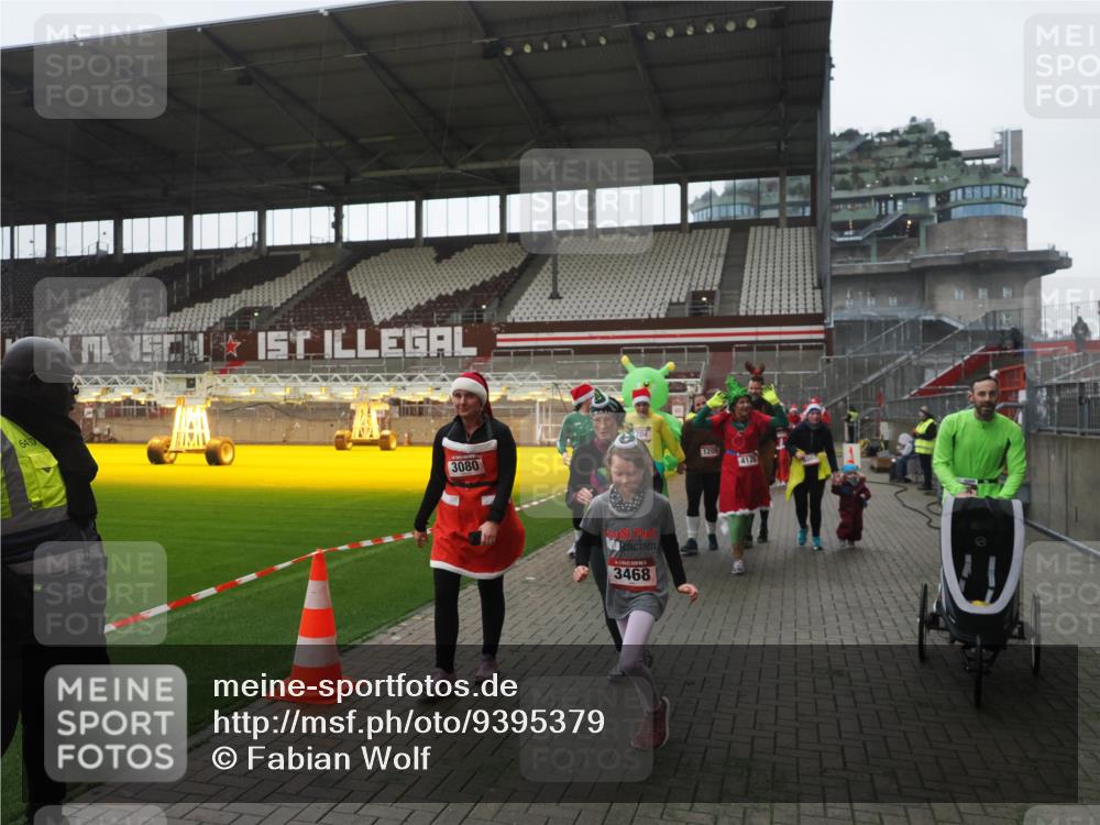 07.12.2025 - St. Pauli X-Mass-Run No. 15 Fabian Wolf http://msf.ph/oto/9395379 07.12.2025 10:29:39 Ziel 450, 458, 1039, 1198, 1201, 1204, 1209, 1373, 1669, 2001, 2878, 3080, 3468, 3469, 3494, 3497, 3516, 3517, 4007, 4009, 4126, 4264, 4266, 4293, 4296, 4440, 4472, 4476, 4531, 4695 meine-sportfotos.de