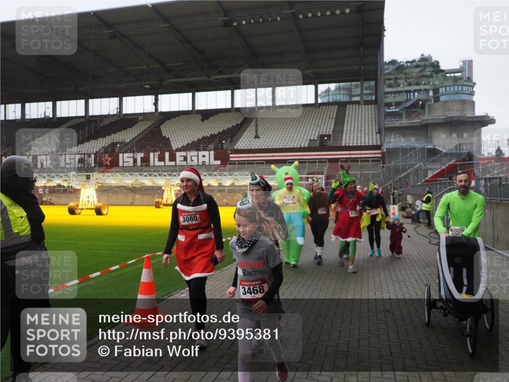 07.12.2025 - St. Pauli X-Mass-Run No. 15 Fabian Wolf http://msf.ph/oto/9395381 07.12.2025 10:29:39 Ziel 450, 458, 1039, 1198, 1201, 1204, 1209, 1373, 1669, 2001, 2878, 3080, 3468, 3469, 3494, 3497, 3516, 3517, 4007, 4009, 4126, 4264, 4266, 4293, 4296, 4440, 4472, 4476, 4531, 4695 meine-sportfotos.de